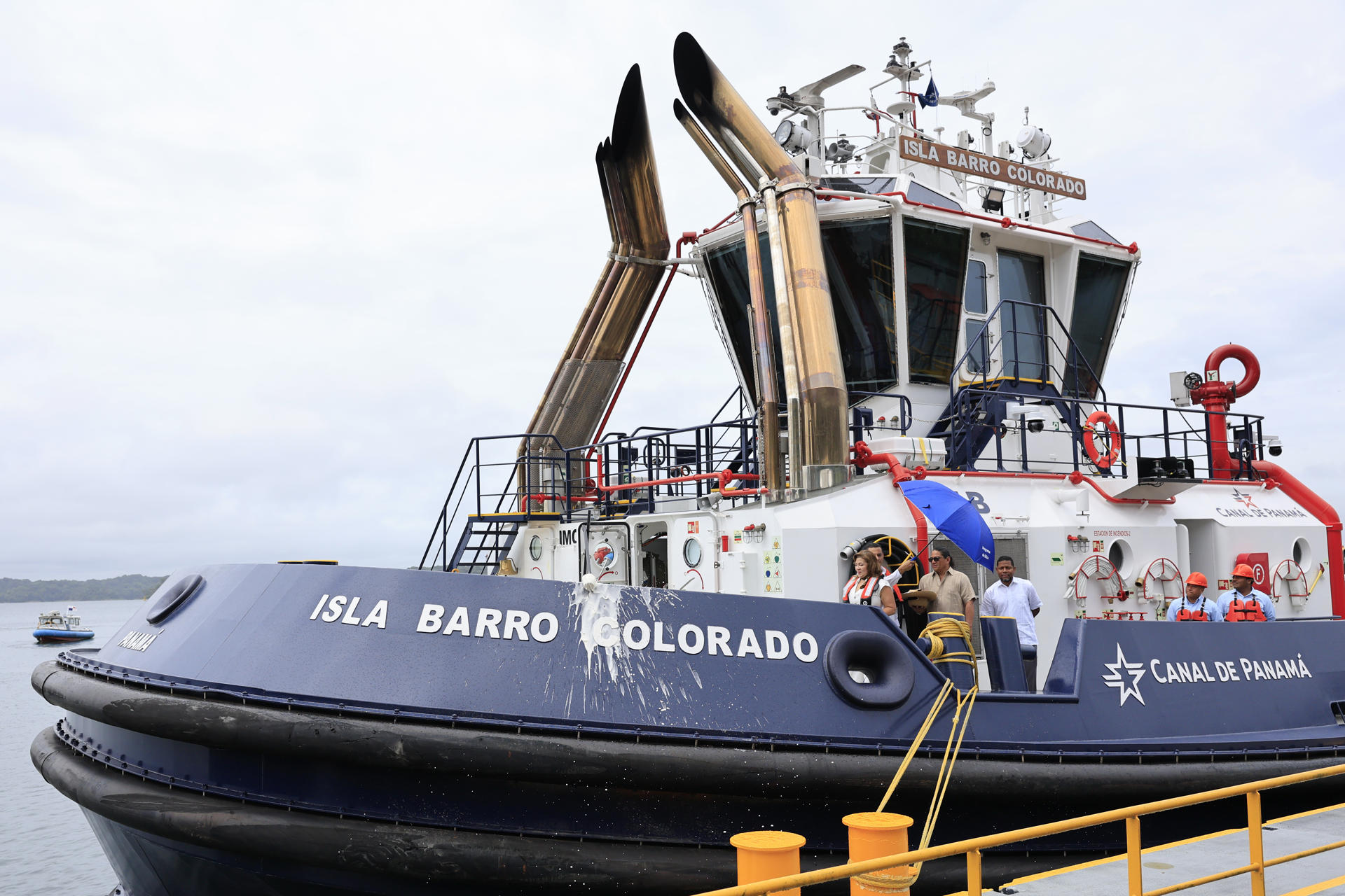 Personas recorren el remolcador 'Isla Barro Colorado' este viernes, en un muelle del Canal de Panamá, en Ciudad de Panamá (Panamá). EFE/ Bienvenido Velasco