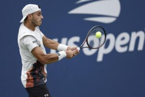 El argentino Francisco Cerúndolo cayó ante el suizo Leandro Riedi en cinco sets en la segunda ronda del Abierto de Estados Unidos. EFE/EPA/JOHN G. MABANGLO