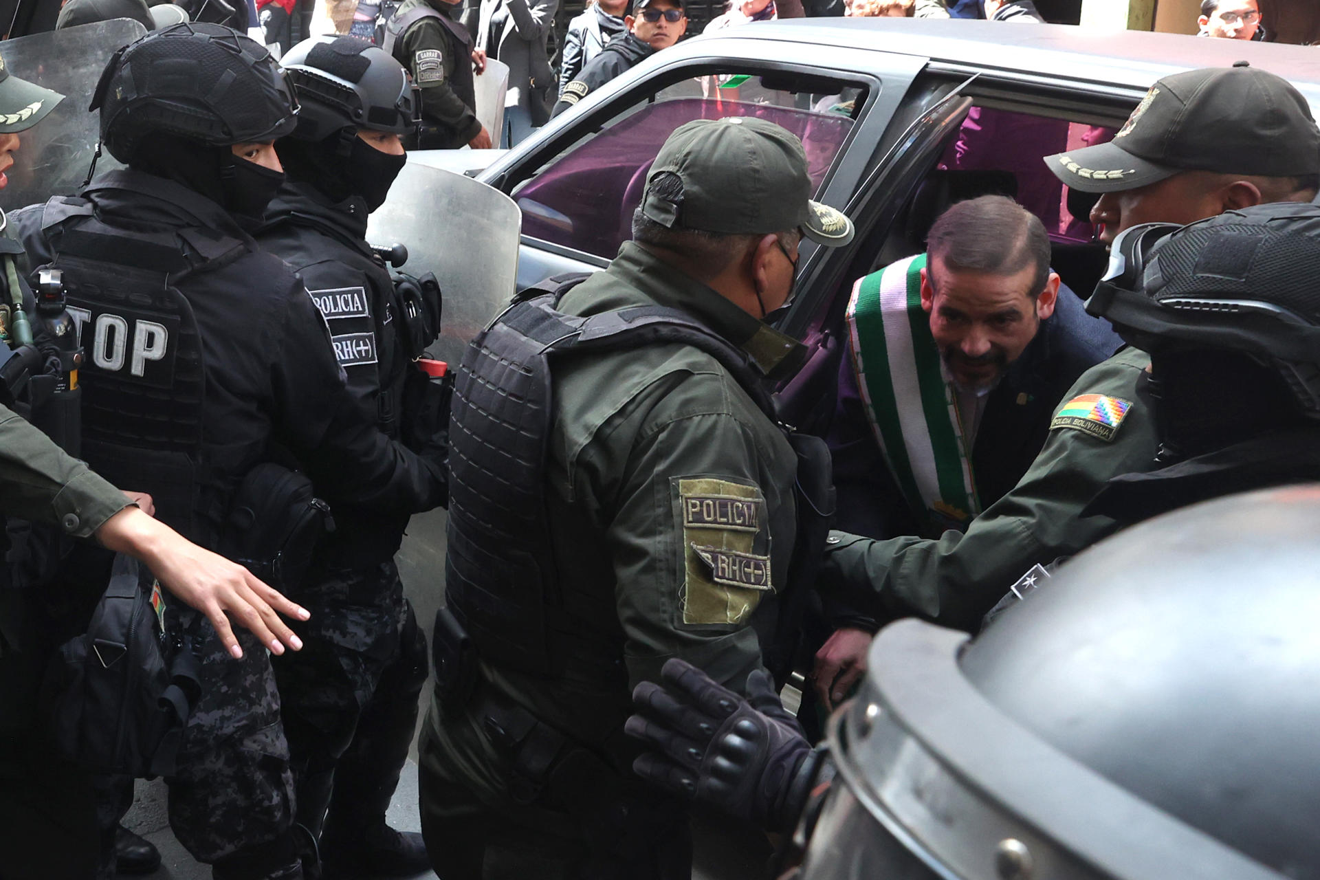El gobernador suspendido de Santa Cruz, Luis Fernando Camacho, llega a una audiencia ante el Tribunal Departamental de Justicia este lunes, en La Paz (Bolivia). EFE/ Luis Gandarillas
