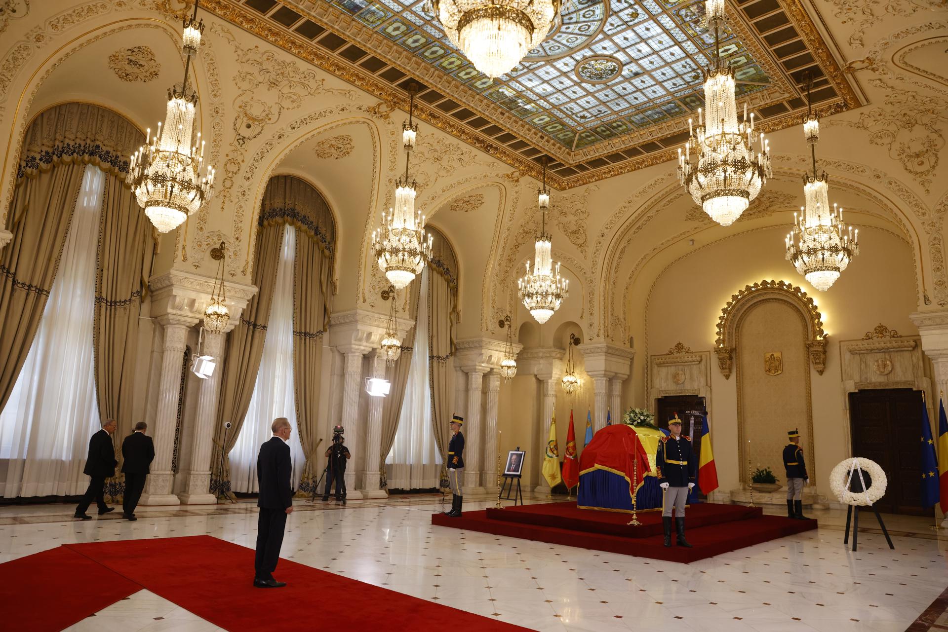 Miembros de la Guardia de Honor montan guardia ante el ataque del expresidente Ion Iliescu mientras yace en el Palacio Presidencial en Bucarest, Rumania, el 6 de agosto de 2025. Ion Iliescu, el primer presidente elegido democráticamente de Rumania, murió a la edad de 95 años, confirmó el gobierno rumano el 5 de agosto de 2025. (Rumanía, Bucarest) EFE/EPA/BOGDAN CRISTEL