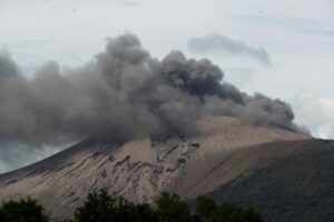 Fotografía del 4 de diciembre de 2020 que muestra una erupción del volcán de Telica. EFE/ Jorge Torres