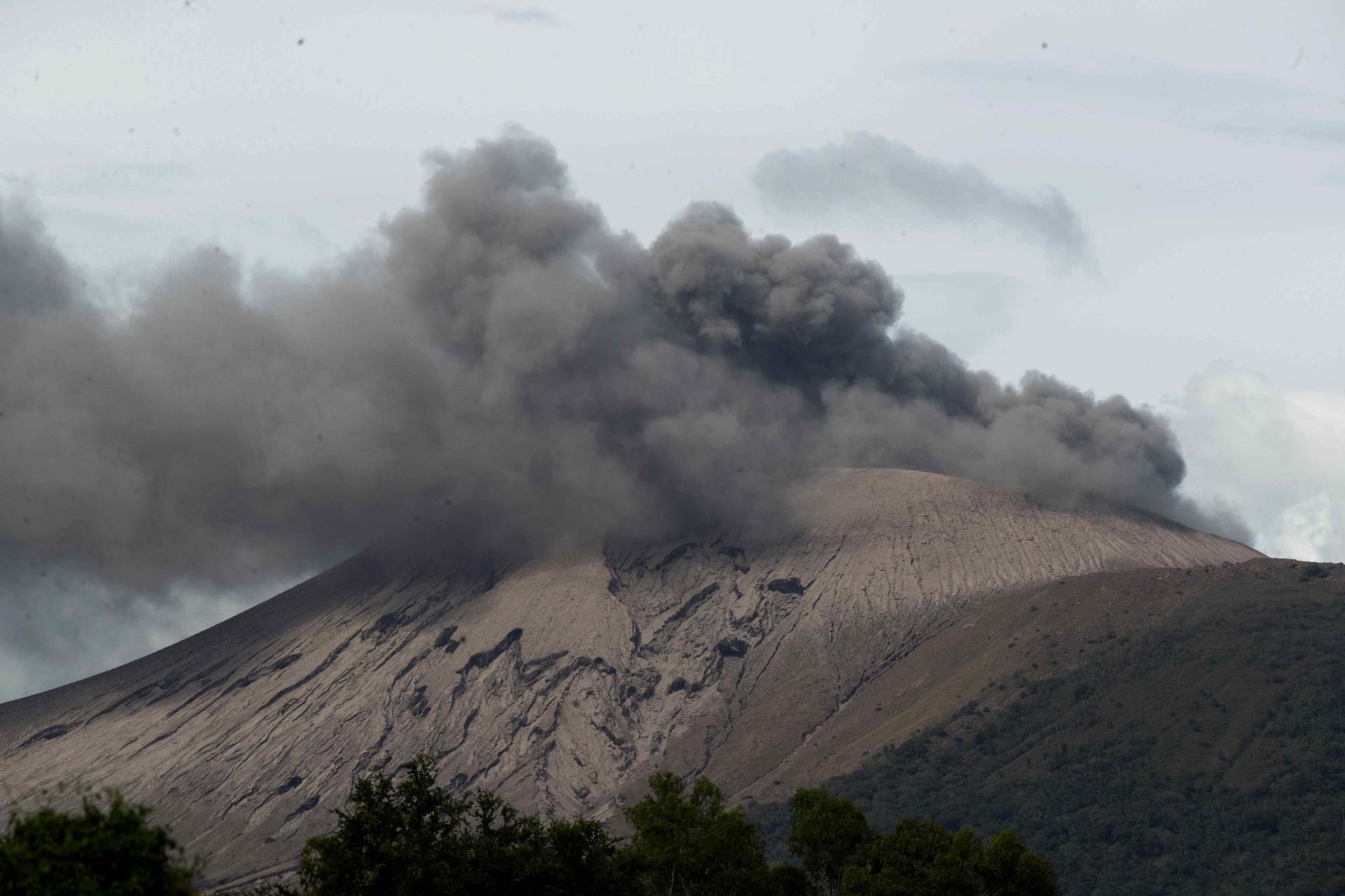 Fotografía del 4 de diciembre de 2020 que muestra una erupción del volcán de Telica. EFE/ Jorge Torres
