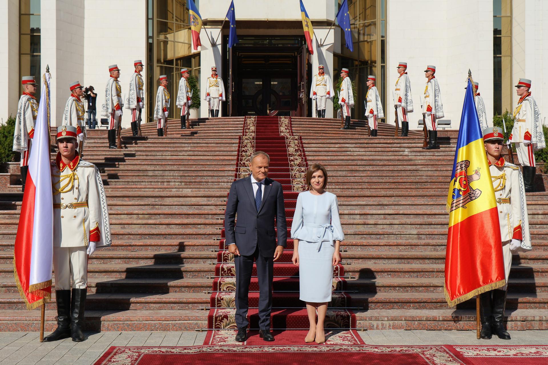 La presidenta de Moldavia, Maia Sandu (D), y el primer ministro de Polonia, Donald Tusk (I), durante una ceremonia de bienvenida en Chisinau, Moldavia, el 27 de agosto de 2025. El jefe del gobierno polaco llegó a Chisinau, donde, entre otras cosas, participará en las celebraciones del 34º aniversario de la adopción de la Declaración de Independencia de la Unión Soviética. (Moldavia) EFE/EPA/Pawel Supernak POLAND OUT