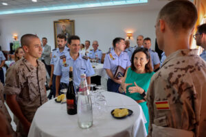 La ministra de Defensa, Margarita Robles, ha visitado hoy jueves 21 de agosto de 2025 la Academia General del Aire y del Espacio (AGA), en San Javier (Murcia), para conocer de primera mano las cuestiones relacionadas con la incorporación de los cadetes. En la imagen, la ministra junto al coronel director de la academia, Luis Felipe González Asenjo, charla con algunos nuevos alumnos. EFE/Juan Carlos Caval