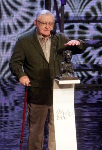 Imagen de archivo (10/04/2021).- El actor Manuel Lourenzo tras recibir el premio de honor Fernando Rey durante los Premios Mestre Mateo. EFE/Cabalar