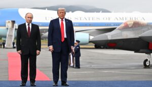 El presidente de Estados Unidos, Donald Trump, y el de Rusia, Vladímir Putin posan en Anchorage, Alaska. EFE/Sergey Bobylev/Sputnik/Kremlin