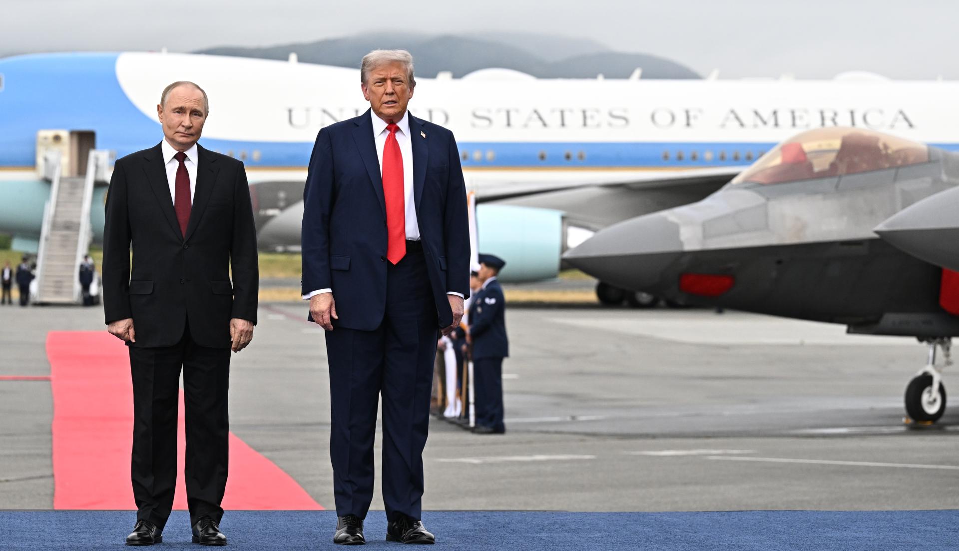 El presidente de Estados Unidos, Donald Trump, y el de Rusia, Vladímir Putin posan en Anchorage, Alaska. EFE/Sergey Bobylev/Sputnik/Kremlin
