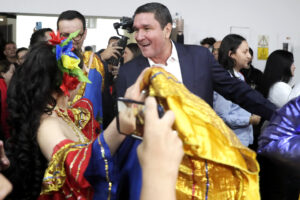 El exalcalde de Bucaramanga, Juan Carlos Cárdenas baila tras la inscripción de sus candidatura a la presidencia de Colombia en la Registraduría Nacional del Estado Civil este martes, en Bogotá (Colombia). EFE/ Carlos Ortega