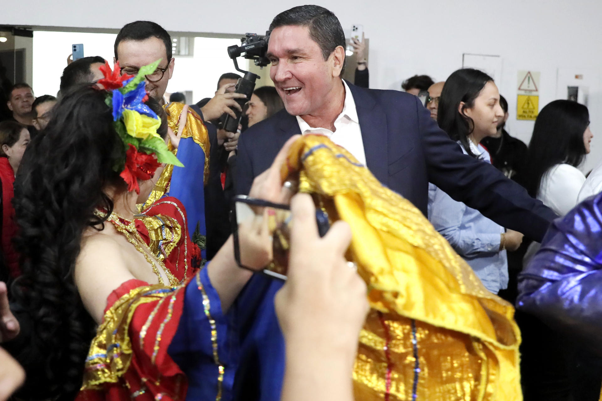 El exalcalde de Bucaramanga, Juan Carlos Cárdenas baila tras la inscripción de sus candidatura a la presidencia de Colombia en la Registraduría Nacional del Estado Civil este martes, en Bogotá (Colombia). EFE/ Carlos Ortega