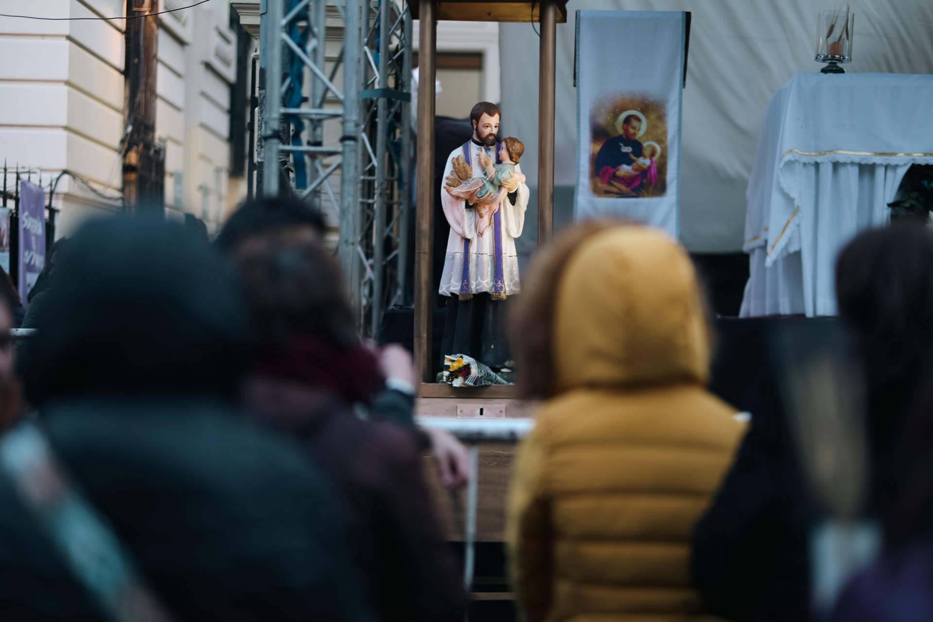 Personas observan una imagen religiosa durante la conmemoración del Día de San Cayetano este jueves, en el barrio Liniers en Buenos Aires (Argentina). EFE/ Juan Ignacio Roncoroni
