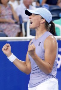 La polaca Iga Swiatek, número 3 del mundo, se proclamó este lunes campeona del WTA 1.000 de Cincinnati. EFE/EPA/MARK LYONS