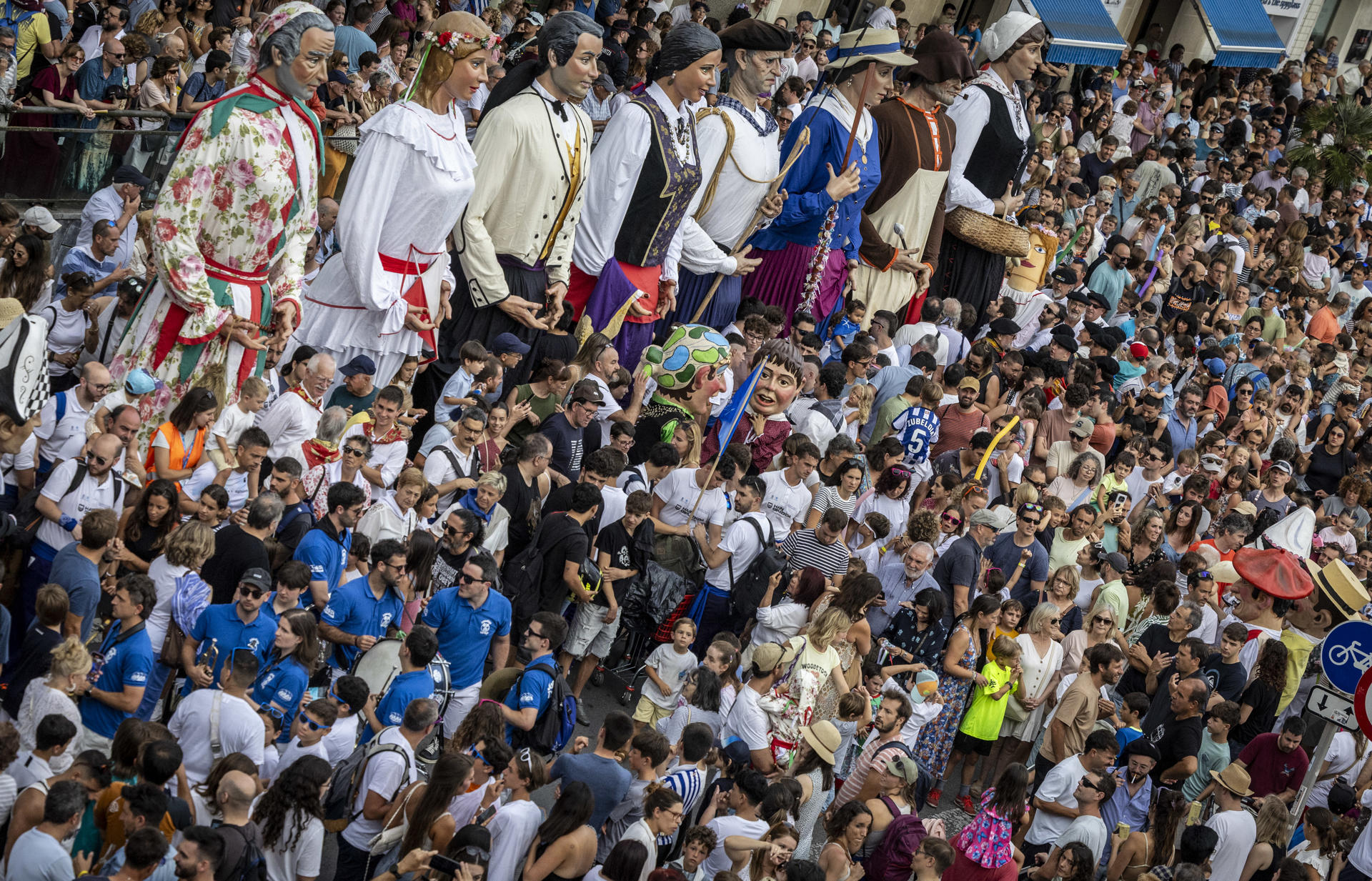 El estruendo del cañonazo, disparado desde la terraza del Ayuntamiento de San Sebastián ante varios miles de personas, ha dado este sábado inicio a las fiestas de Semana Grande de San Sebastián, en un acto solidario y festivo protagonizado por el Banco de Alimentos y la Asociación Vecinal de Amara Berri. EFE/Javier Etxezarreta
