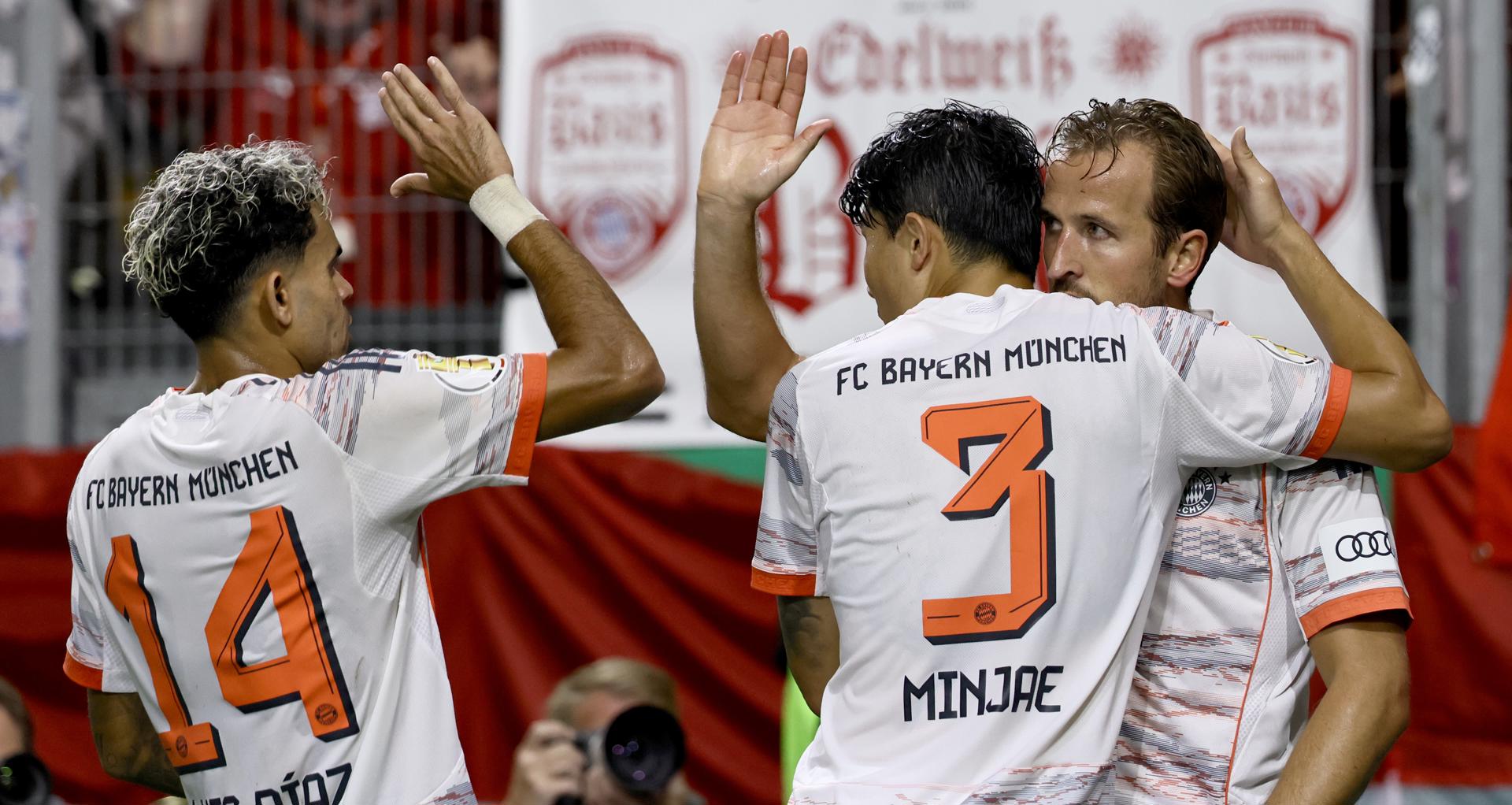 Harry Kane of Bayern Munich (d) celebra el 2-3 durante el partido de la primera ronda de la DFB Cup fen Wiesbaden, Alemania. EFE/EPA/RONALD WITTEK