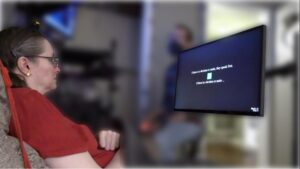 Una participante está utilizando la neuroprótesis del habla interna. El texto de arriba es la frase indicada, y el texto de abajo es lo que se decodifica en tiempo real mientras ella imagina que pronuncia la frase. Crédito: Equipo Emory BrainGate/EFE