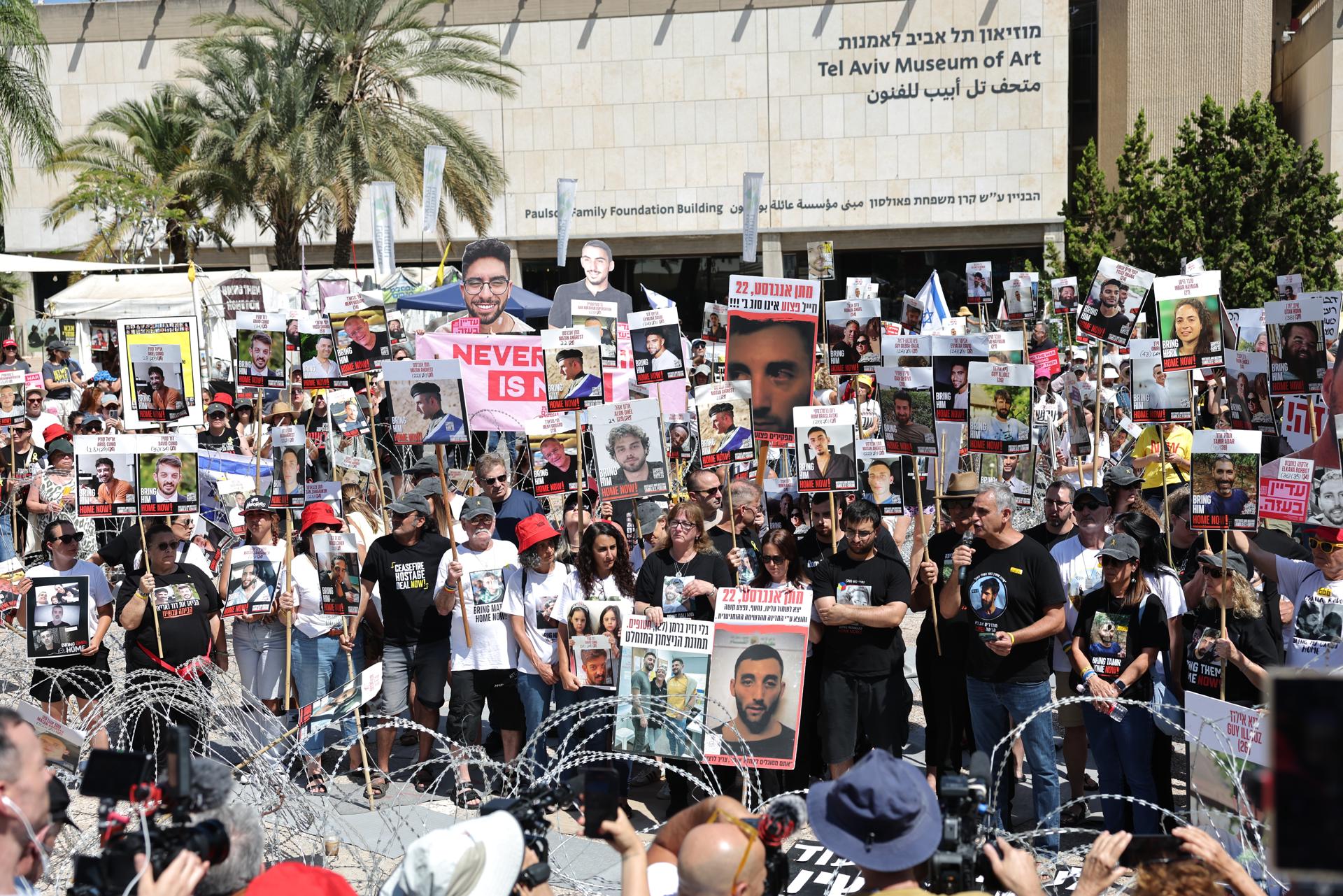 Manifestación celebrada este sábado en Plaza de los Rehenes de Tel Aviv para reclamar un acuerdo de alto el fuego que traiga de vuelta a los cautivos en Gaza, a la que asistieron 60.000 personas. EFE/EPA/ABIR SULTAN EPA