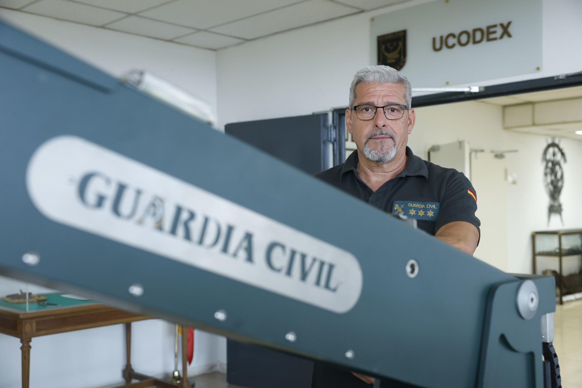 El capitán Salvador Serrano, del Servicio de Desactivación de Explosivos y Defensa NRBQ (SEDEX-NRBQ) de la Guardia Civil, con sede en la localidad madrileña de Valdemoro, explica a EFE que los artefactos desactivados de la Guerra Civil, entre 4.000 y 6.000 se encuentran al año en España, son objetos muy preciados para coleccionistas pero peligrosos, ya que por muy deteriorados que parezcan, su poder destructor puede permanecer intacto. Las instalacions del Servicio de Desactivación de Explosivos y Defensa NRBQ (SEDEX-NRBQ) se han convertido casi en un museo, porque en sus pasillos y vitrinas se exponen decenas de piezas de la Guerra Civil que han sido incautadas a personas que se dedican a buscarlas, vaciarlas y utilizarlas de adorno. Otros artefactos de la muestra son algunos que cuando iban a ser desactivados, no tenían dentro el explosivo necesario para romper el contenedor. Ya inservibles también, los agentes los han restaurado para exponerlos. EFE/J.P.Gandul
