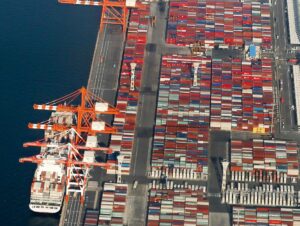 Imagen de archivo de una terminal de contenedores para exportaciones e importaciones. EFE/KIMIMASA MAYAMA