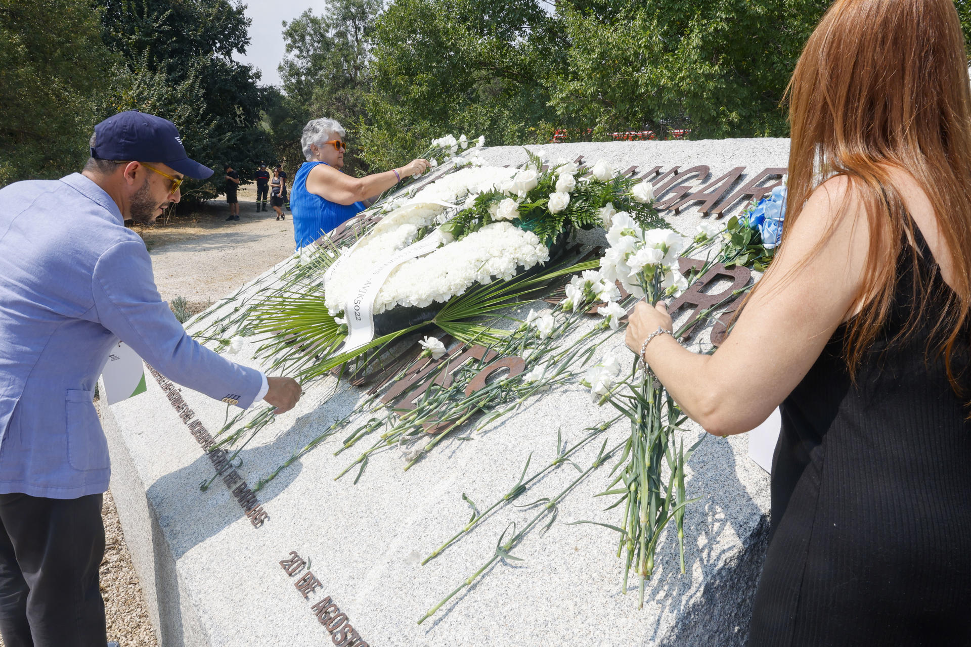 Ofrenda floral en el acto conmemorativo con motivo del 17º aniversario de la tragedia del Vuelo JK5022 de Spanair, en la que murieron 154 muertos y 18 sobrevivieron, que este año se celebra en el marco del primer día nacional para la conmemoración de las víctimas de accidentes aéreos y sus familias. EFE/ JP Gandul