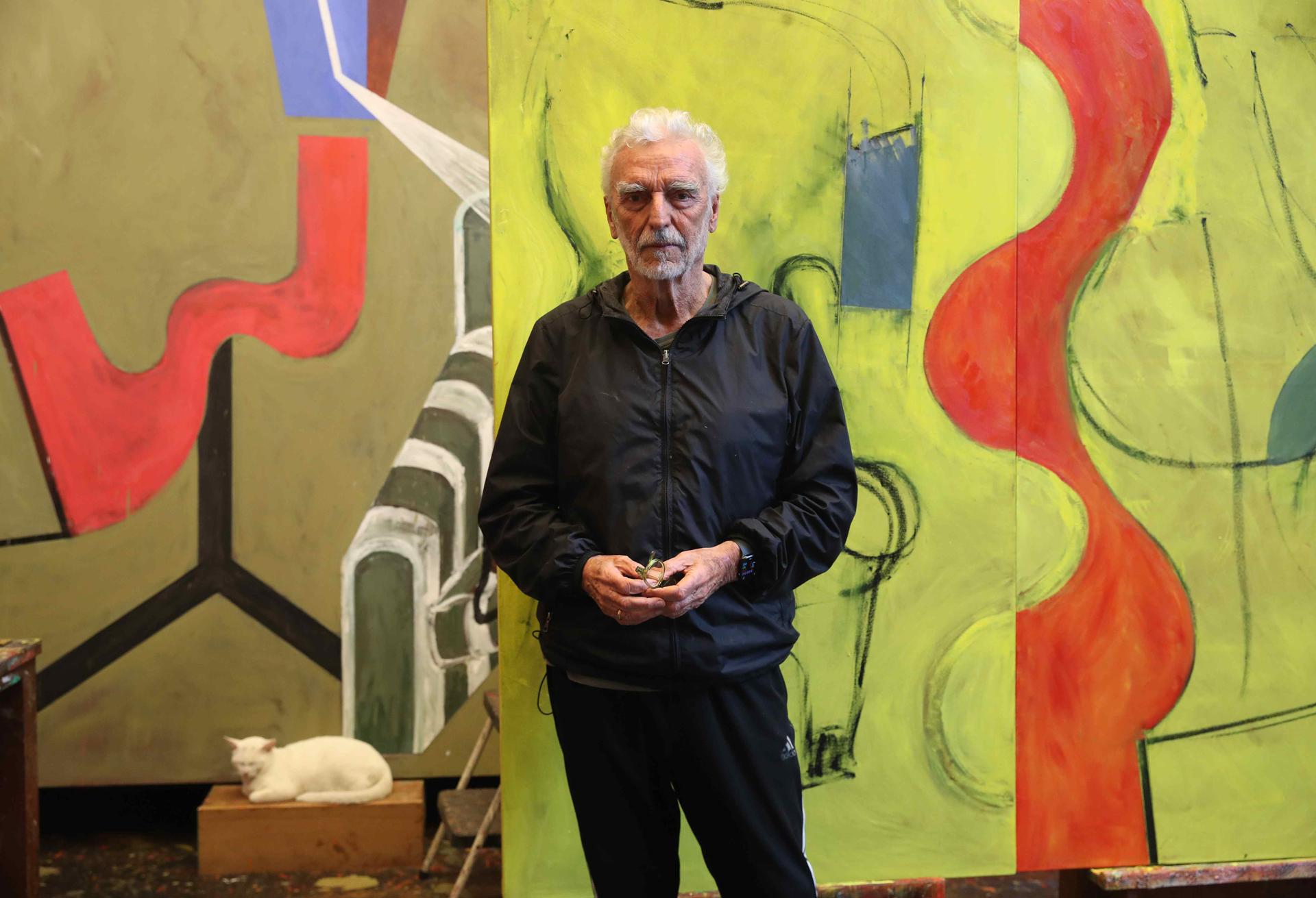 El pintor peruano Ramiro Llona, posa durante una entrevista con EFE el 4 de agosto de 2025, en su estudio en Lima (Perú). EFE/Paolo Aguilar
