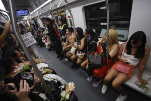 Decenas de personas trans protestaron y ocuparon pacíficamente el interior del metro de la Ciudad de México, este sábado, 23 de agosto, como respuesta a la denuncia de discrminación y transfobia de la que fue víctima una integrante del colectivo el pasado 12 de agosto. EFE/Sáshenka Gutiérrez
