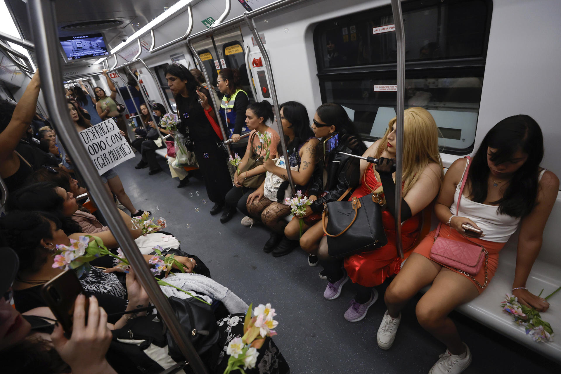 Decenas de personas trans protestaron y ocuparon pacíficamente el interior del metro de la Ciudad de México, este sábado, 23 de agosto, como respuesta a la denuncia de discrminación y transfobia de la que fue víctima una integrante del colectivo el pasado 12 de agosto. EFE/Sáshenka Gutiérrez