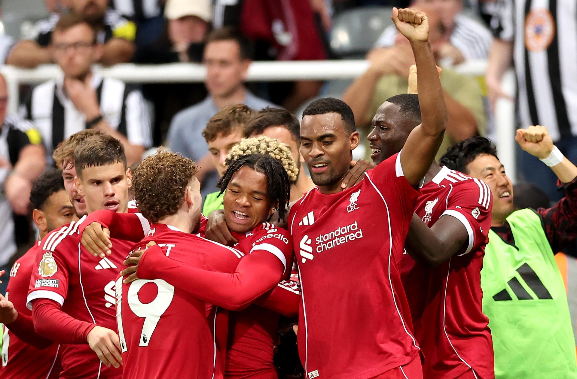 Los jugadores del Liverpool celebran el tercer gol durante el partido de la Premier League que han jugado Newcastle United y Liverpool FC, en Newcastle, Reino Unido. EFE/EPA/ADAM VAUGHAN