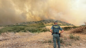 Los Bomberos de Navarra continúan trabajando en el incendio forestal declarado este martes en la zona de Obanos, un fuego que anoche quedó estabilizado y que ha contado con personal durante toda la noche para intentar controlarlo, en tareas a las que se les ha relevado esta madrugada con efectivos por tierra y aire. Según SOS Navarra, a las 07:30 horas cinco brigadas de Bomberos se han incorporado al dispositivo en la zona afectada realizando labores de remate y refresco. A ellos se han sumado a las 09:30 horas los medios aéreos, que realizarán descargas en los puntos calientes.-EFE/Guardia Civil ***SOLO USO EDITORIAL/SOLO DISPONIBLE PARA ILUSTRAR LA NOTICIA QUE ACOMPAÑA (CRÉDITO OBLIGATORIO)***