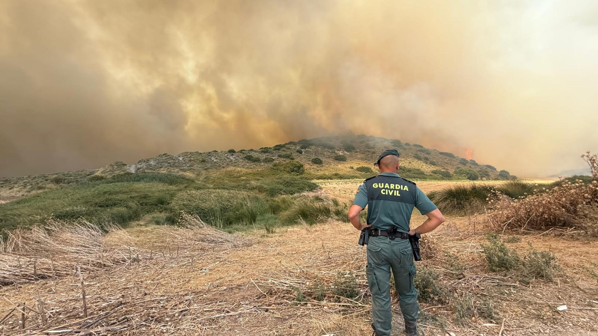 Los Bomberos de Navarra continúan trabajando en el incendio forestal declarado este martes en la zona de Obanos, un fuego que anoche quedó estabilizado y que ha contado con personal durante toda la noche para intentar controlarlo, en tareas a las que se les ha relevado esta madrugada con efectivos por tierra y aire. Según SOS Navarra, a las 07:30 horas cinco brigadas de Bomberos se han incorporado al dispositivo en la zona afectada realizando labores de remate y refresco. A ellos se han sumado a las 09:30 horas los medios aéreos, que realizarán descargas en los puntos calientes.-EFE/Guardia Civil ***SOLO USO EDITORIAL/SOLO DISPONIBLE PARA ILUSTRAR LA NOTICIA QUE ACOMPAÑA (CRÉDITO OBLIGATORIO)***