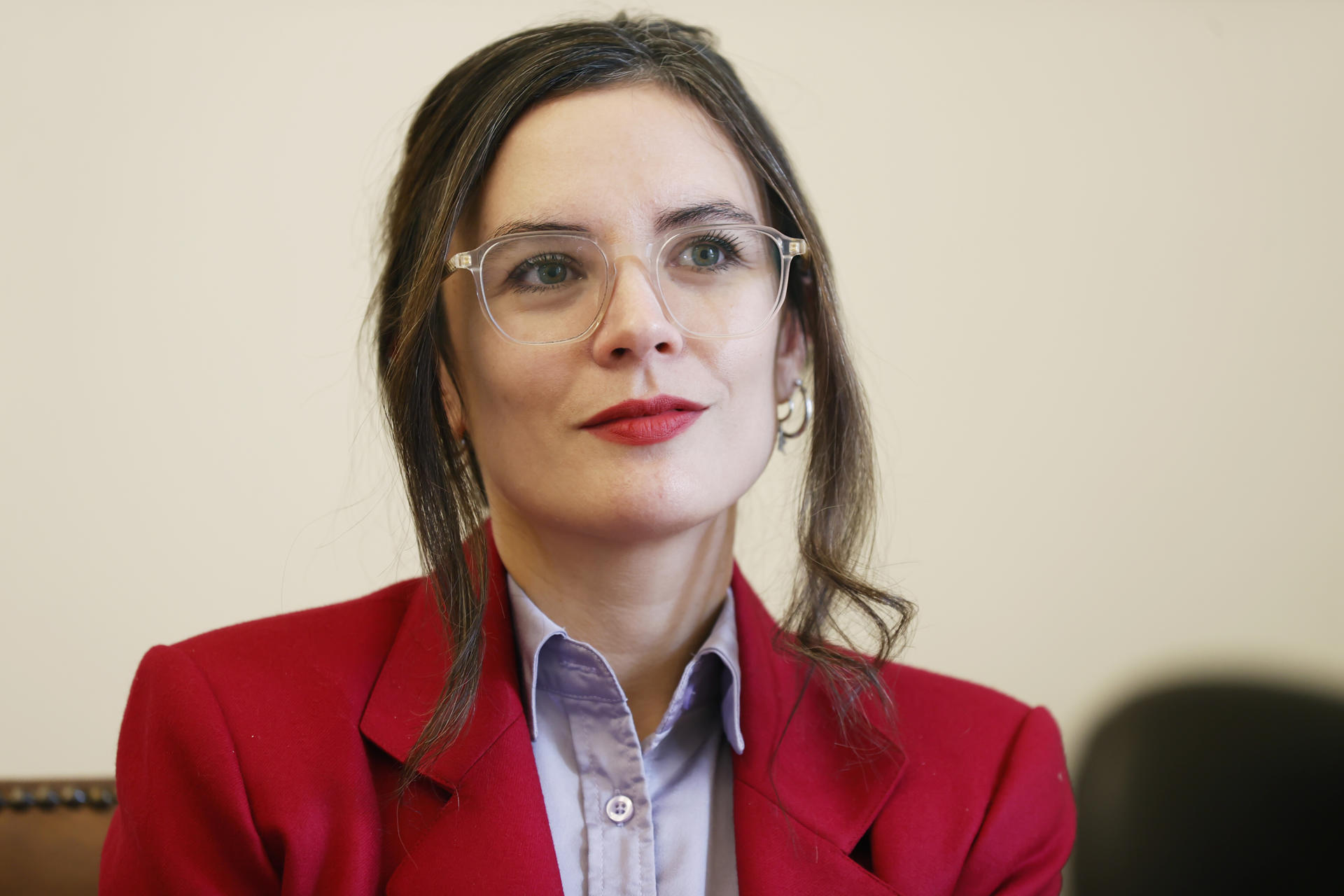 La ministra secretaria general del Gobierno de Chile, Camila Vallejo, habla durante una entrevista con EFE este jueves, en Santiago (Chile). EFE/ Elvis González