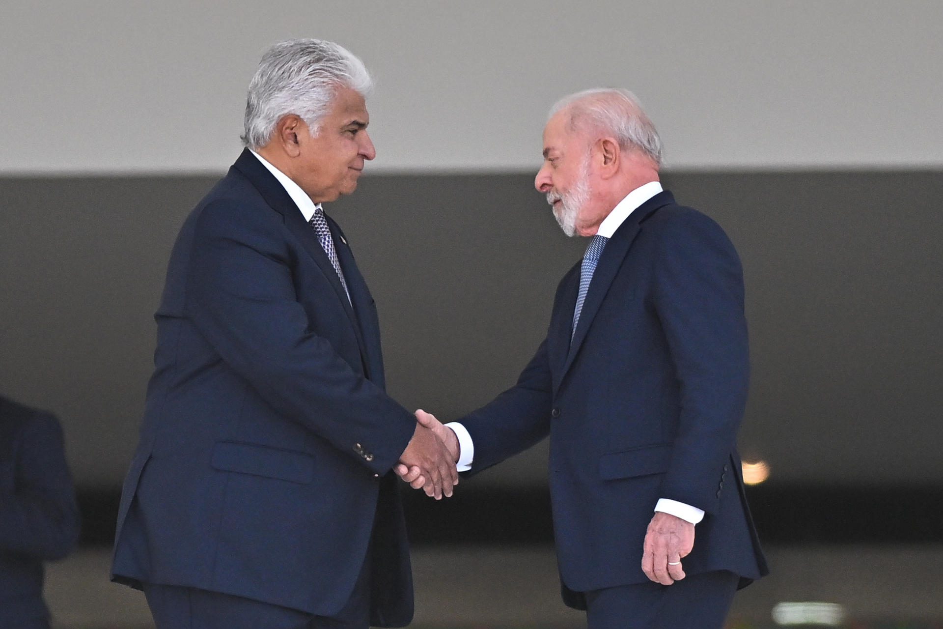 El presidente de Brasil, Luiz Inácio Lula da Silva (d), recibe a su homólogo de Panamá, José Raúl Mulino este 28 de agosto de 2025, en el Palacio del Planalto en Brasilia (Brasil). EFE/Andre Borges
