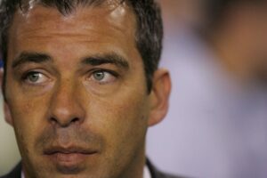 Fotografía de Lindsey Parnaby, en la que puede verse en una imagen de archivo del 14 de marzo de 2007 al exfutbolista portugués Jorge Costa, entonces director técnico del Braga de Portugal. EFE