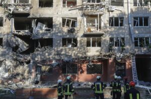Rescatistas ucranianos trabajan en el lugar del ataque con drones contra un edificio residencial de cinco plantas en Kiev, Ucrania, el 4 de julio de 2025.EFE/EPA/SERGEY DOLZHENKO