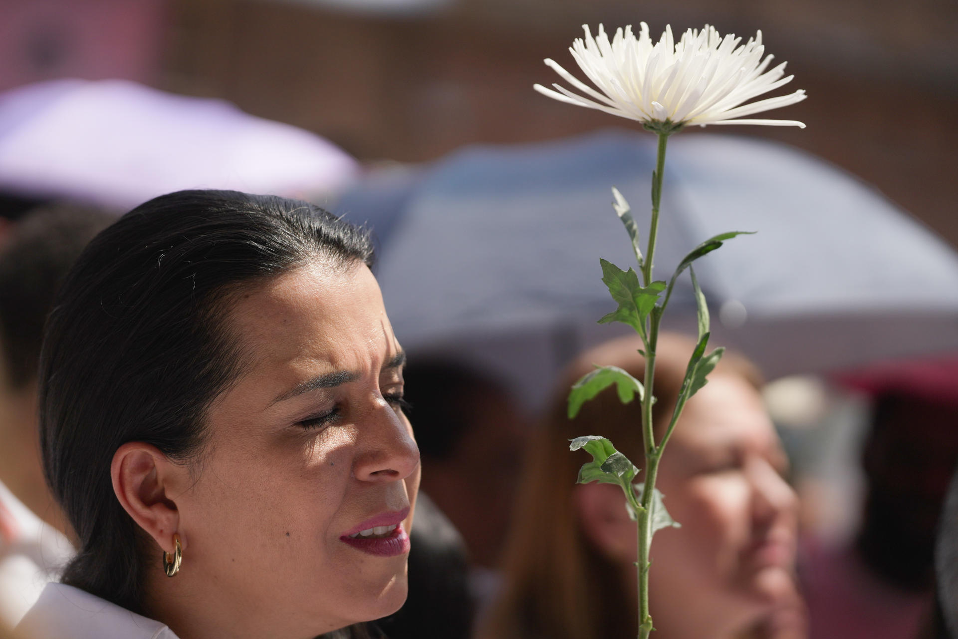 Una persona asiste a un homenaje del fallecido senador y precandidato a la Presidencia de Colombia, Miguel Uribe Turbay, este martes en Cali (Colombia). EFE/ Ernesto Guzmán
