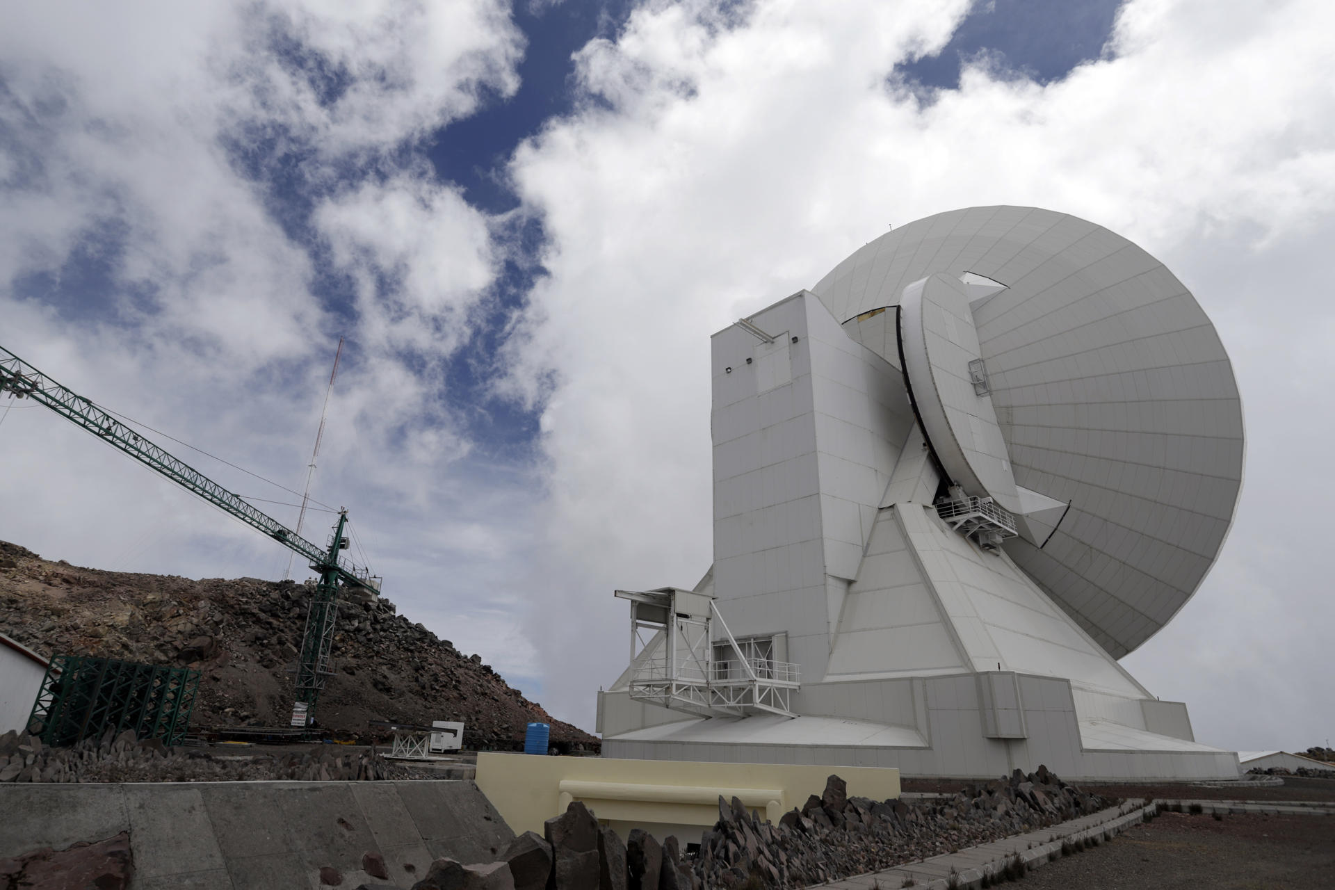 Fotografía donde se observa el Gran Telescopio Milimétrico Alfonso Serrano este martes, en el parque Nacional Pico de Orizaba, en Puebla (México). EFE/ Hilda Ríos