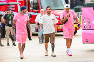 Lionel Messi (c), del Inter Miami, camina junto a sus compañero Rodrigo de Paul (i) y Luis Suárez. EFE/Giorgio Viera