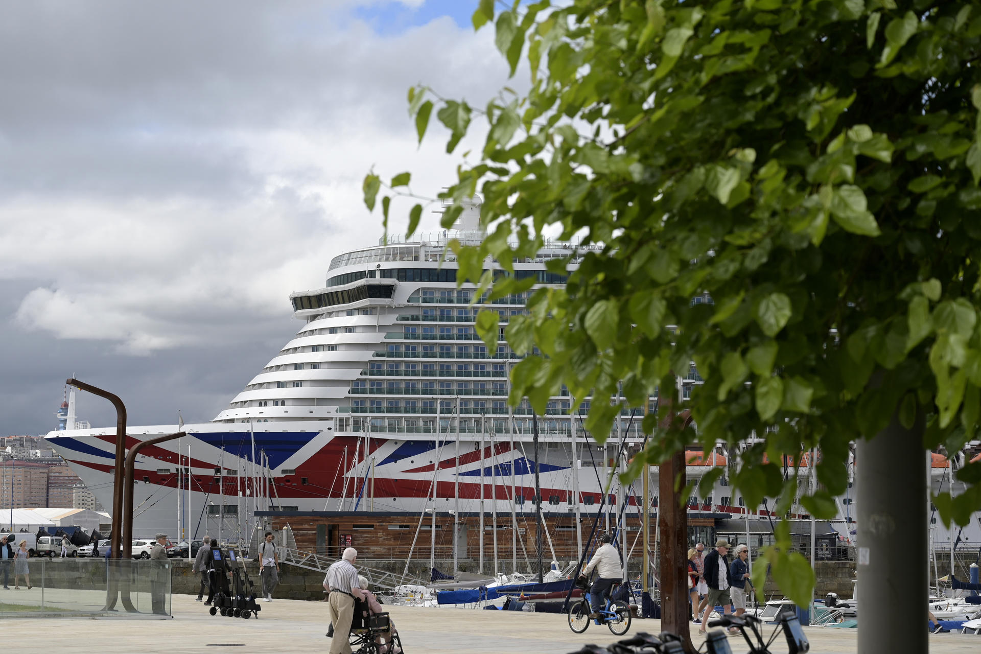 Un barco de cruceros atracado en el Puerto de A Coruña. El turismo de cruceros no deja de crecer en la ciudad de A Coruña, pero la duda es qué hacen los pasajeros al desembarcar: monumentos, compras o Santiago de Compostela son las principales ofertas. EFE/ Moncho Fuentes