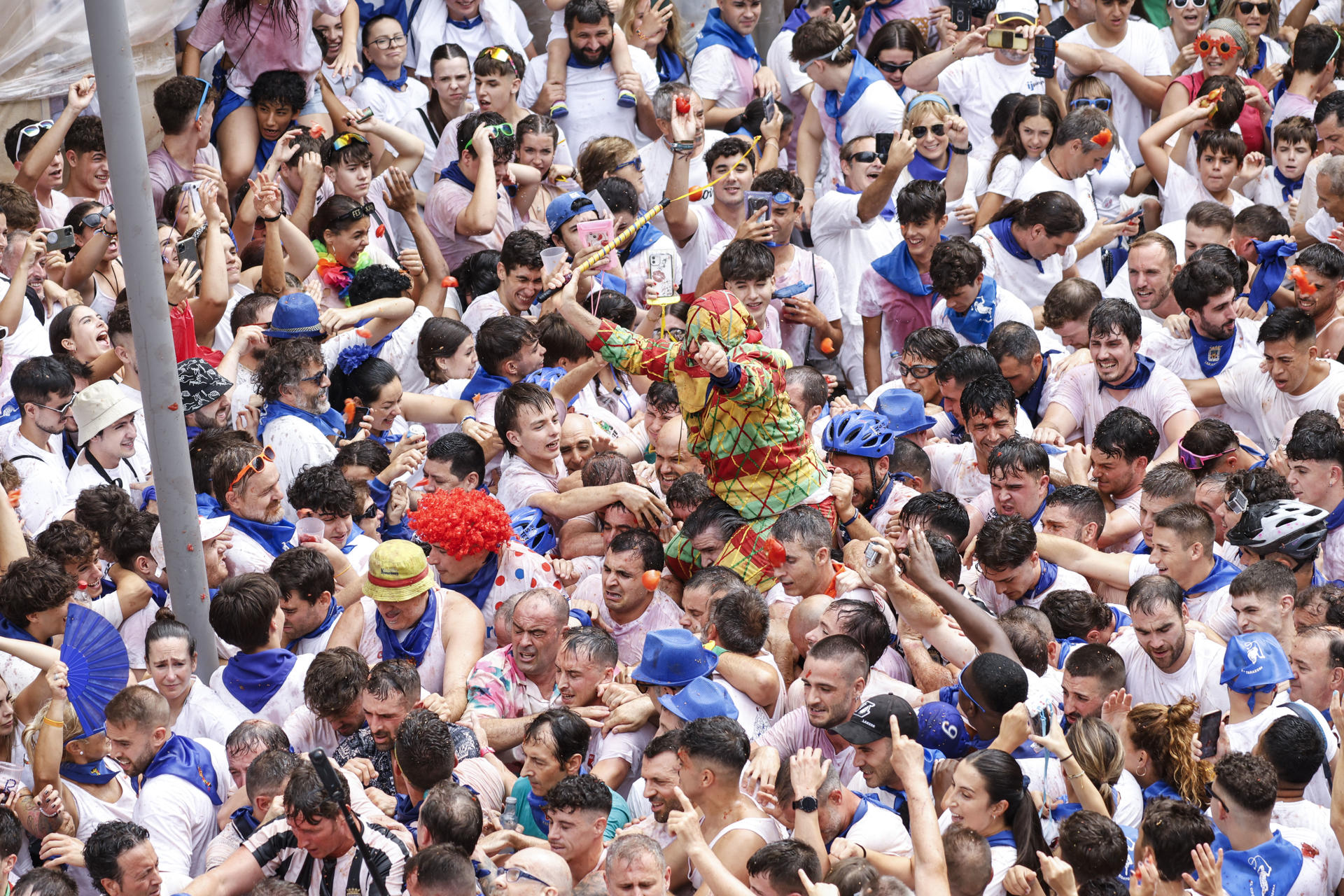 Miles de personas asisten este miércoles a la tradición del Cipotegato, que vuelve a pisar las calles de Tarazona (Zaragoza) en un recorrido que comienza en el ayuntamiento de la ciudad y que ha elegido el joven o la joven que encarna este año al particular personaje, cuya identidad se mantiene oculta hasta que culmina la carrera, con la que se abren las fiestas en honor a San Atilano. EFE/JAVIER BELVER