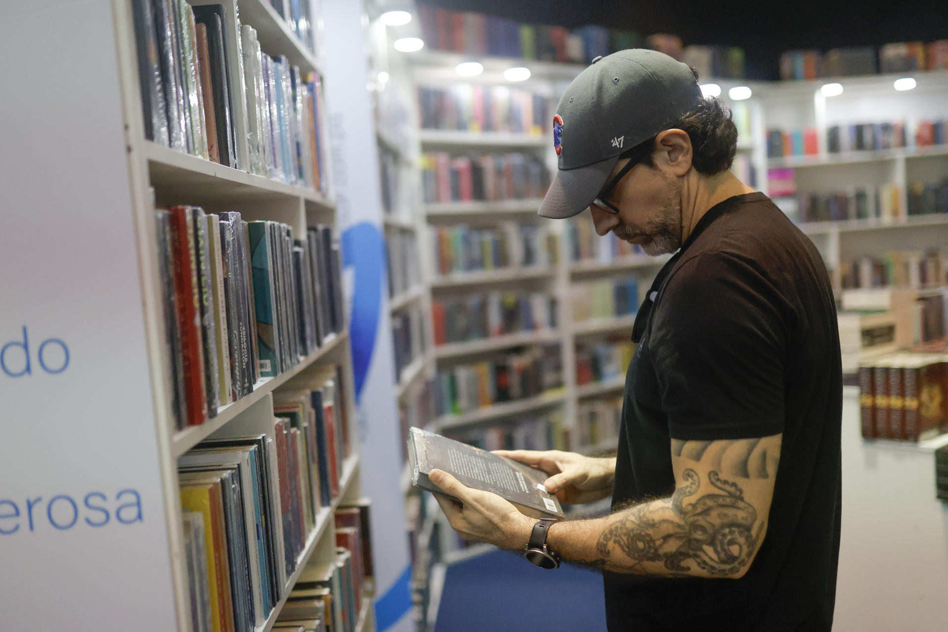Una persona sostiene un libro en la Feria Internacional del Libro de Panamá este lunes, en Ciudad de Panamá (Panamá). EFE/ Bienvenido Velasco