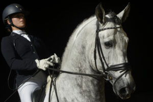Imagen de archivo de una jinete con su caballo que se prepara para competir. EFE/Raúl Caro