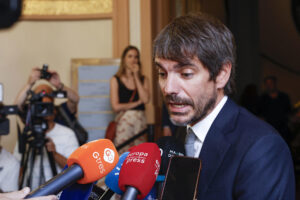 El ministro de Cultura, Ernest Urtasun, en la capilla ardiente del cantante Manuel de la Cava, miembro del Dúo Dinámico, en la sede principal de la SGAE en Madrid, este miércoles. EFE/ Chema Moya
