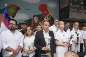 El alcalde de Cali, Alejandro Éder (c), y la gobernadora del Valle del Cauca, Dilian Francisca Toro (2-d), asisten a un homenaje del fallecido senador y precandidato a la Presidencia de Colombia, Miguel Uribe Turbay, este martes en Cali (Colombia). EFE/ Ernesto Guzmán