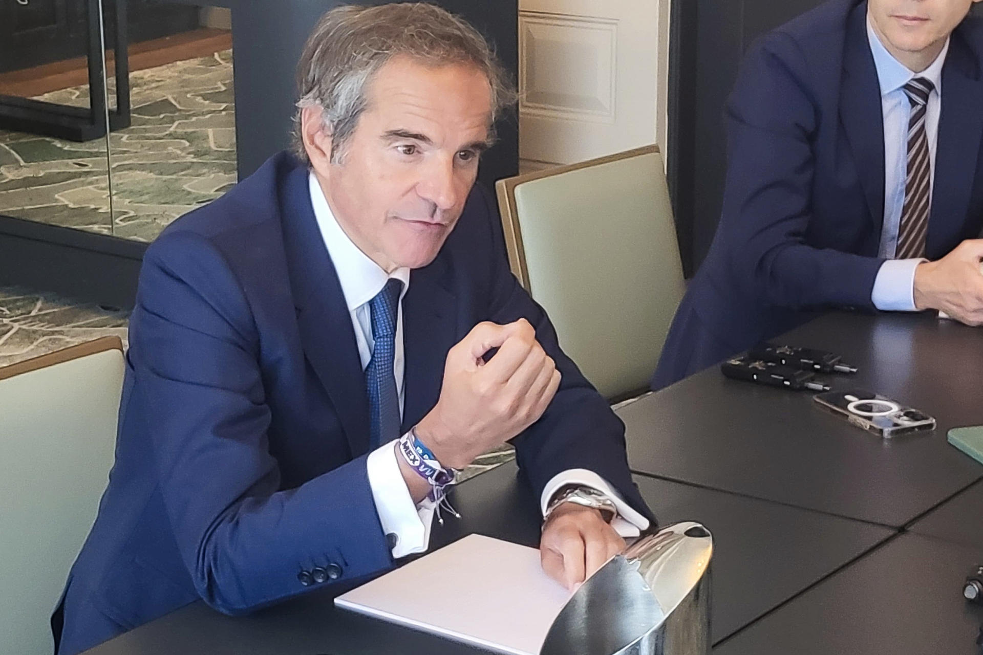 El secretario general del Organismo Internacional de la Energía Atómica (OIEA), Rafael Grossi, habla en una entrevista con medios de comunicación este miércoles, en Washington (Estados Unidos). EFE/ Andrés Sánchez Braun