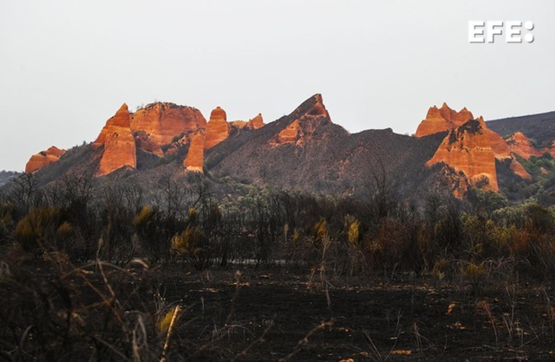 Paraje quemado en el espacio natural de Las Médulas en la provincia de León este martes. La mejor evolución del incendio forestal declarado en Yeres (León) y que ha afectado a Las Médulas, catalogado por la Unesco como Patrimonio de la Humanidad, ha permitido que los vecinos de cuatro de las cinco localidades desalojadas hayan podido regresar a sus casas, alrededor de 600 personas. EFE/Ana F. Barredo