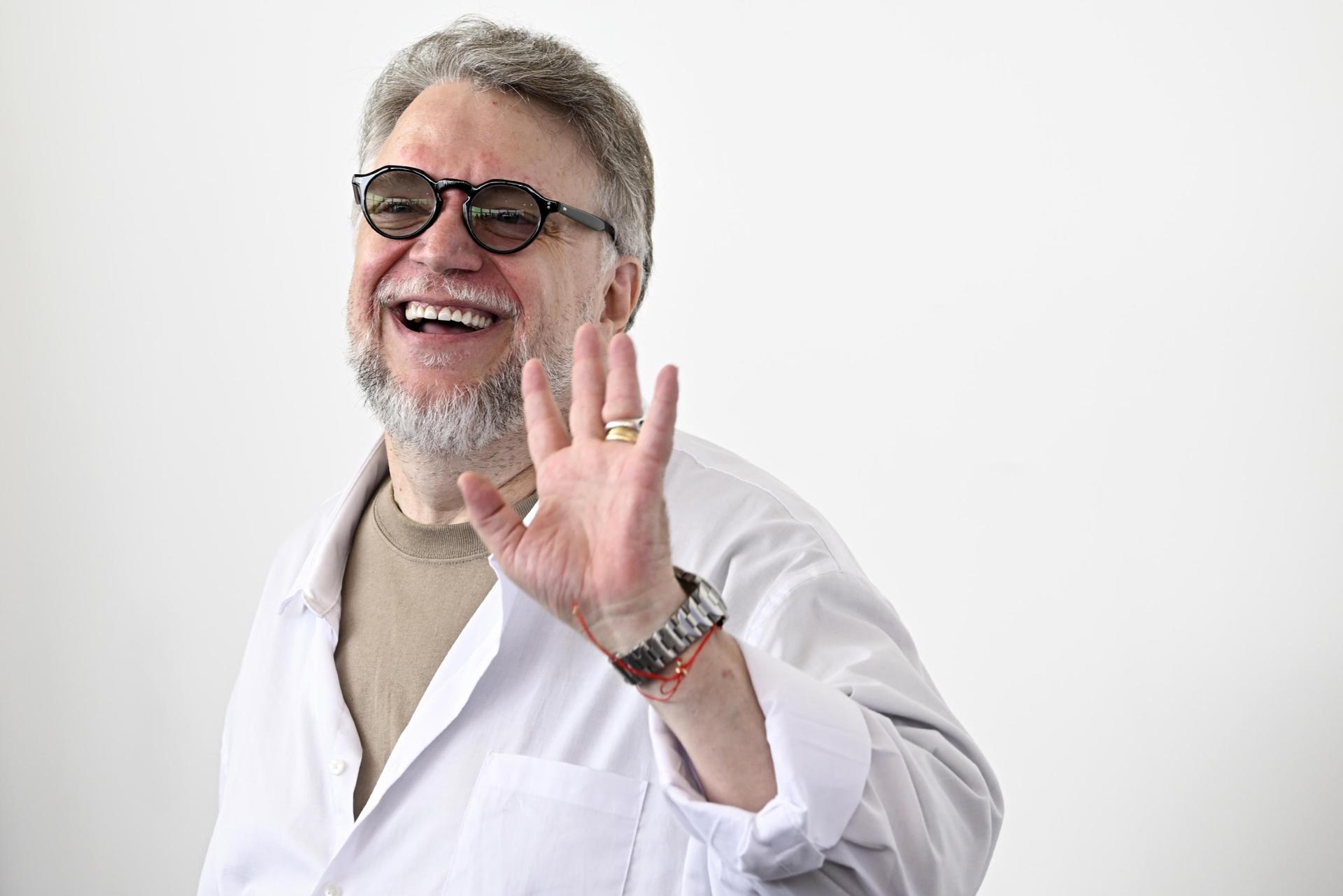 El cineasta mexicano Guillermo del Toro estrenó este sábado en el Festival de Venecia su adaptación del mito de 'Frankenstein' y defendió la "urgencia" de que el mundo se mantenga "humano": "No me asusta la inteligencia artificial, sino la estupidez natural, que es más abundante", afirmó.
EFE/EPA/RICCARDO ANTIMIANI