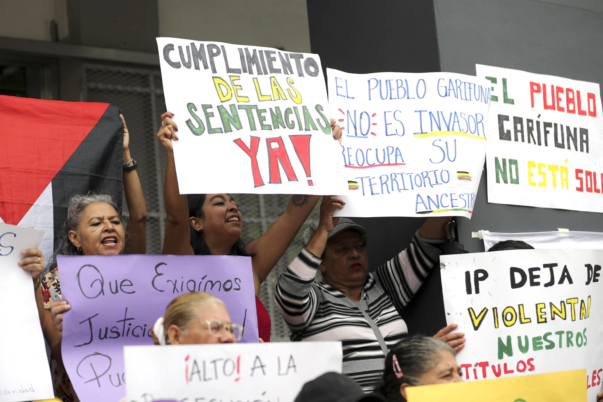 Una mujer sostiene un cartel durante una manifestación en apoyo al pueblo garífuna este viernes, en Tegucigalpa (Honduras). EFE/ Gustavo Amador
