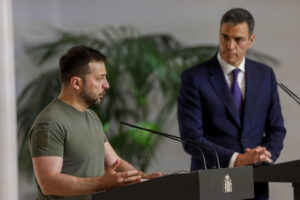 Imagen de archivo (27/05/2024) del presidente del gobierno español, Pedro Sánchez (d), y el presidente de Ucrania, Volodímir Zelenski​, en una rueda de prensa en el palacio de La Moncloa en Madrid. EFE/ Chema Moya