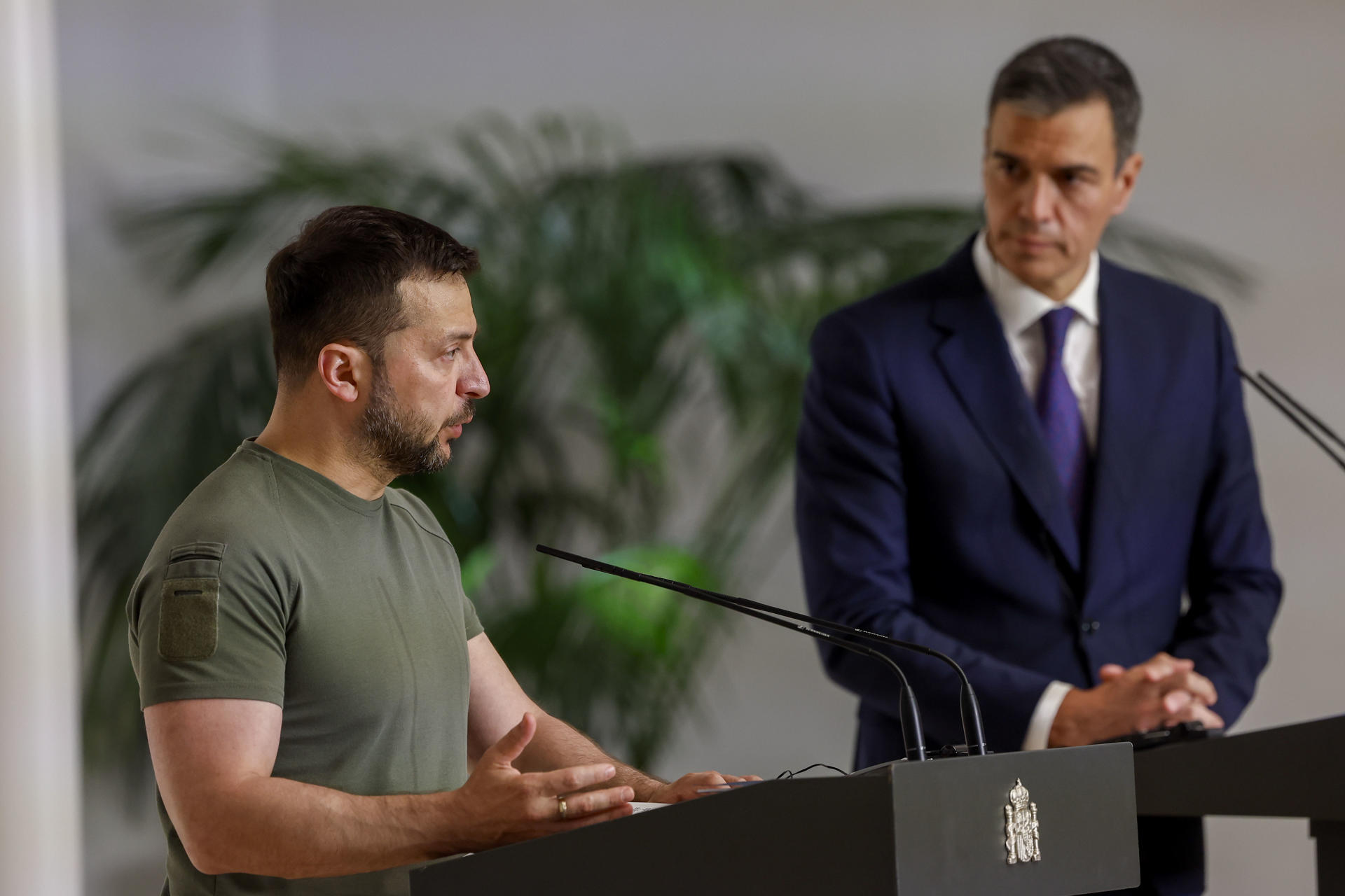 Imagen de archivo (27/05/2024) del presidente del gobierno español, Pedro Sánchez (d), y el presidente de Ucrania, Volodímir Zelenski​, en una rueda de prensa en el palacio de La Moncloa en Madrid. EFE/ Chema Moya