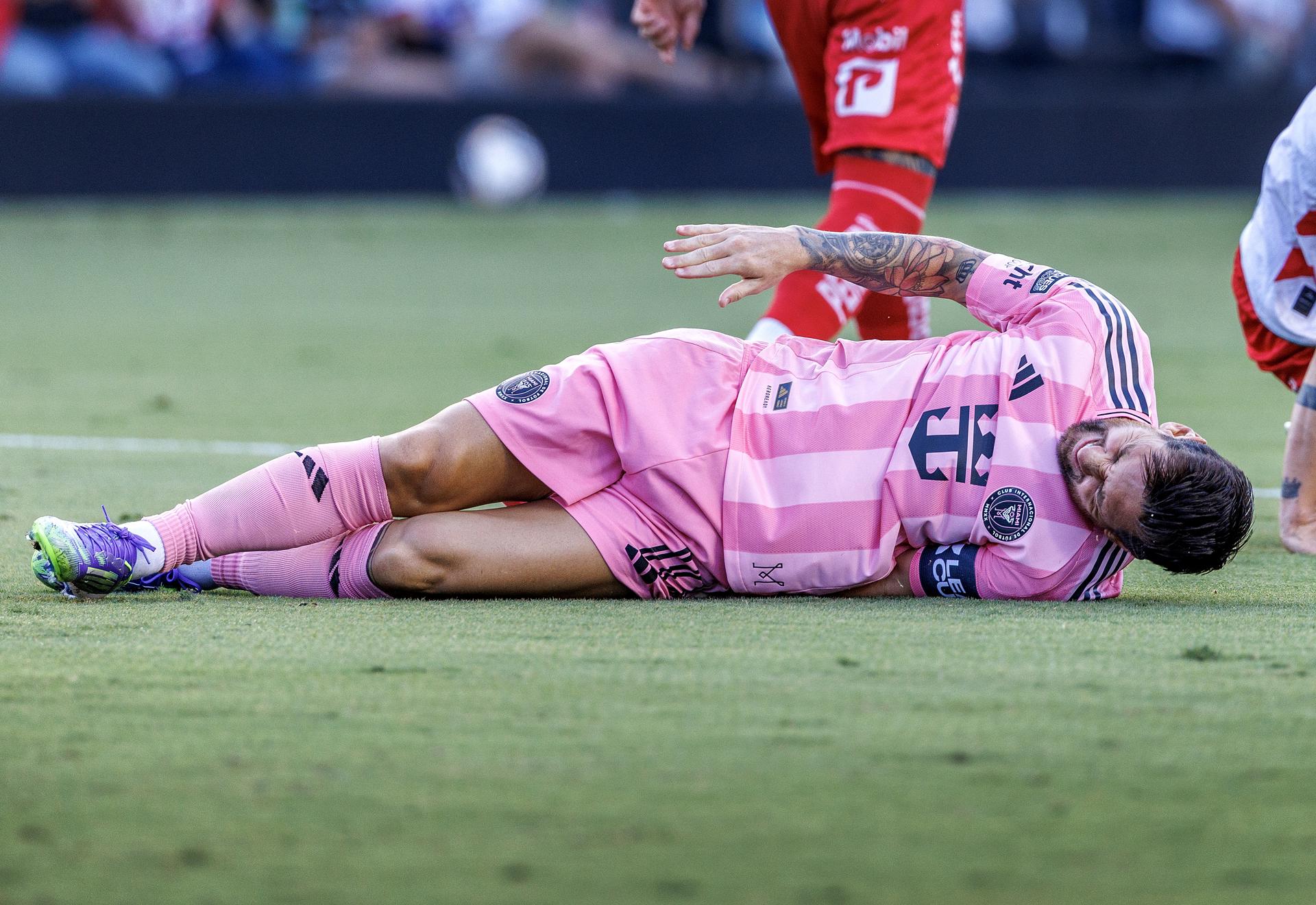 El argentino Lionel Messi se queja tras sufrir una aparatosa caída en el comienzo del partido de la Leagues Cup de Inter Miami contra Necaxa que le obligó a abandonar la cancha del estadio en Fort Lauderdale (Florida) EFE/EPA/CRISTOBAL HERRERA-ULASHKEVICH
