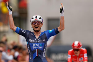 El pelotón durante la tercera etapa de La Vuelta Ciclista a España, disputada este lunes entre San Maurizio Canavese y Ceres, con 134 kilómetros de recorrido. EFE/ Javier Lizón
