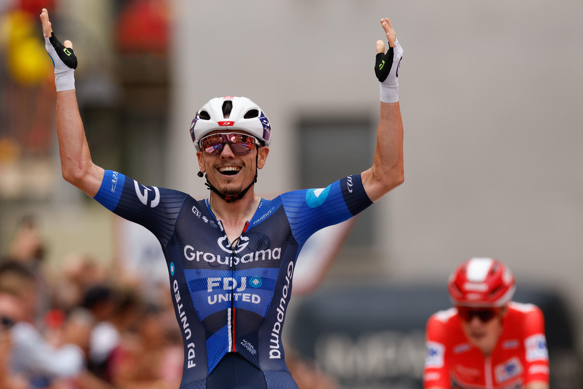 El ciclista francés David Gaudu, del equipo Groupama-FDJ, celebra la victoria en la tercera etapa de La Vuelta Ciclista a España, disputada este lunes entre San Maurizio Canavese y Ceres, con 134 kilómetros de recorrido. EFE/ Javier Lizón